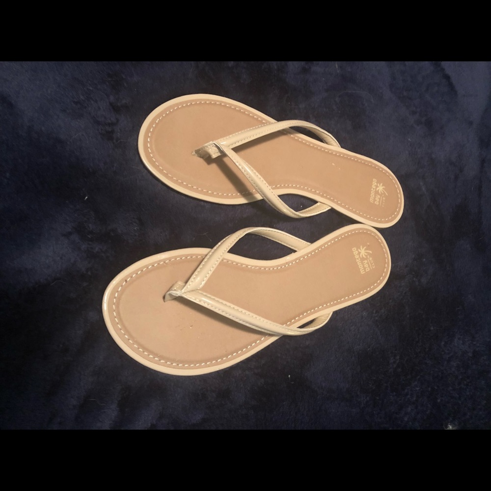 TAN FLIP FLOPS